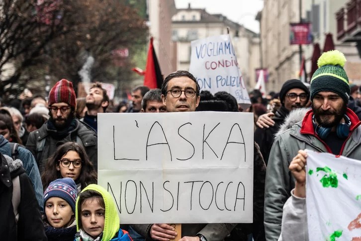 Solidaridad andaluza con el histórico centro social de Turín desalojado por la ultraderechista Meloni&nbsp;(vídeos)