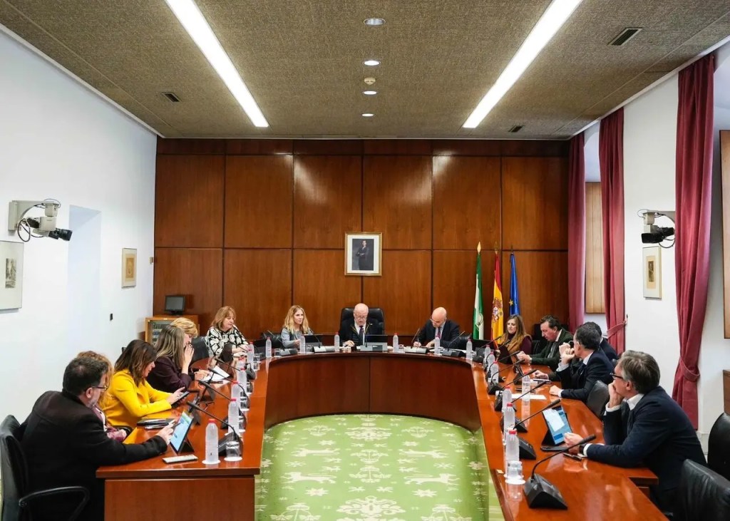 Sus «señorías» en el Parlamento se suben un 2,5% los 3.400 € de sueldo mensual que&nbsp;perciben