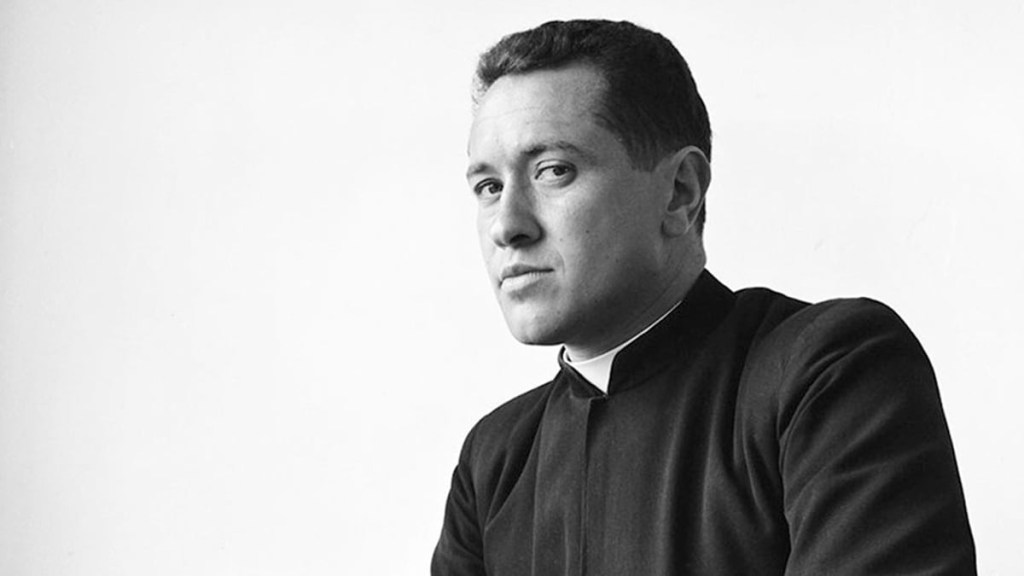 Un grupo de forenses identifica el cuerpo del cura guerrillero Camilo Torres, ícono de la izquierda&nbsp;colombiana