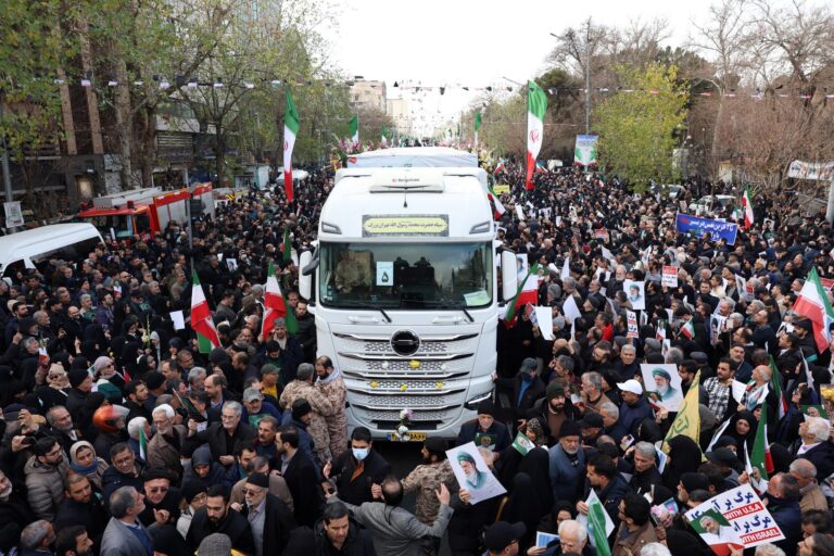 Iraníes denuncian que EE.UU. e «Israel» incitan disturbios en Irán; Si es atacado bombardeará bases estadounidenses&nbsp;(vídeos)