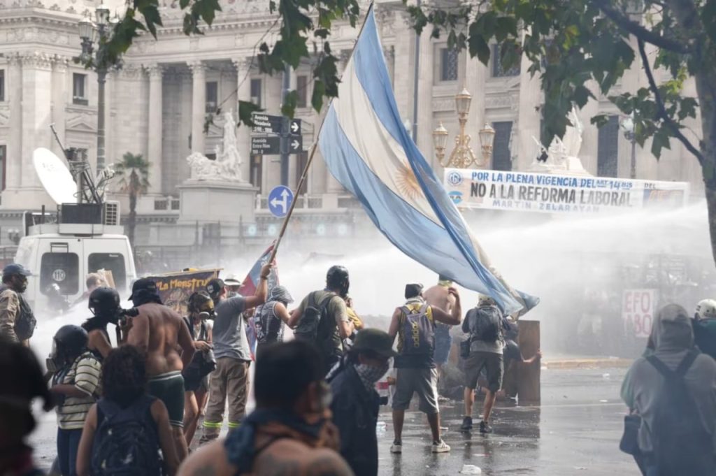 Argentina aprueba la reforma laboral de Milei: jornadas de 12 horas y recorte al derecho de huelga / Fuerte represión policial&nbsp;(vídeo)