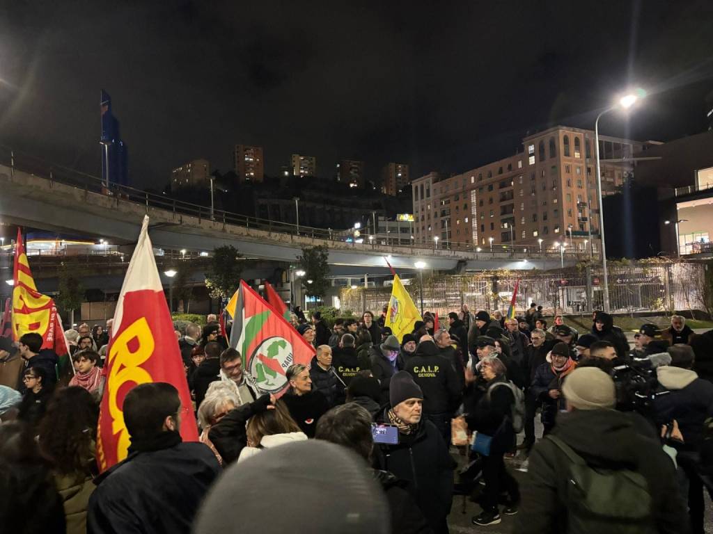 La huelga internacional de portuarios bloquea buques con armas en el&nbsp;Mediterráneo