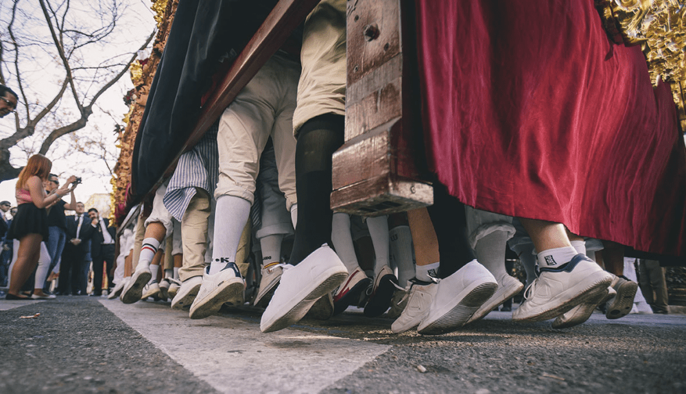 Nacional-catolicismo: Cursos universitarios para «cargar con el santo» en Sevilla a 100&nbsp;€