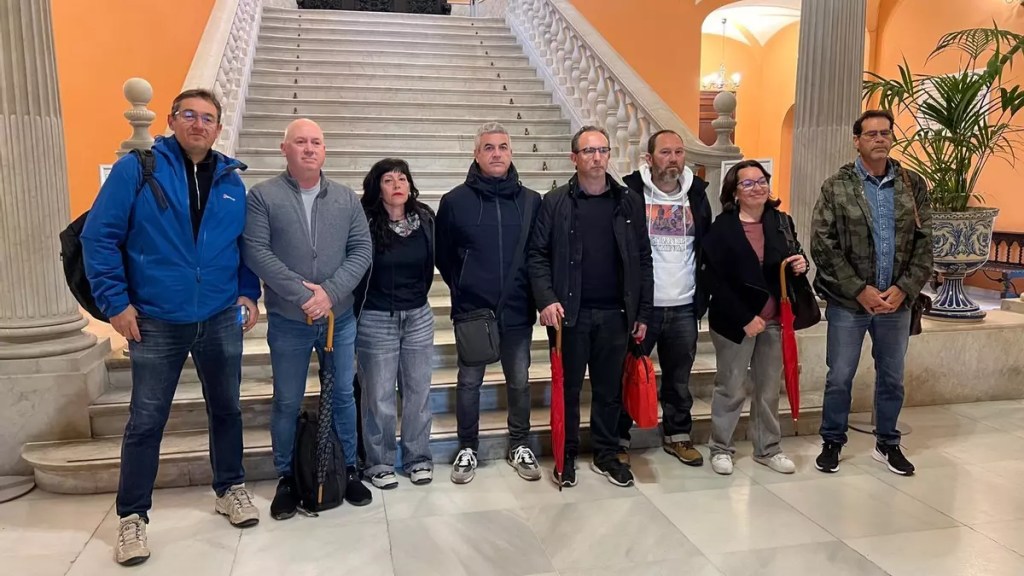 El alcalde de Sevilla acelera la privatización de la limpieza en los colegios; encierro de trabajadores en el Ayuntamiento&nbsp;(vídeo)