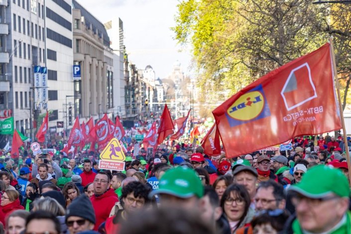 Manifestación reúne más de 100.000 personas en Bruselas contra las políticas de austeridad y la militarización del gobierno&nbsp;belga