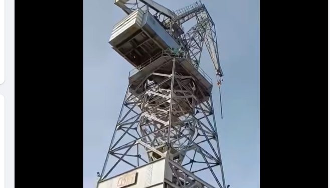 Los dos trabajadores encaramados en la grúa de Navantia continúan la lucha. Los sindicatos del sistema… en defensa de la patronal&nbsp;(vídeo)