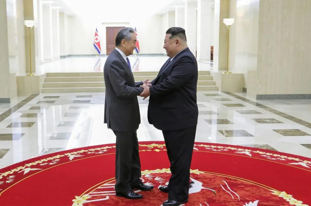 El presidente coreano Kim Jong Un se reúne con el ministro de Asuntos Exteriores chino Wang&nbsp;Yi