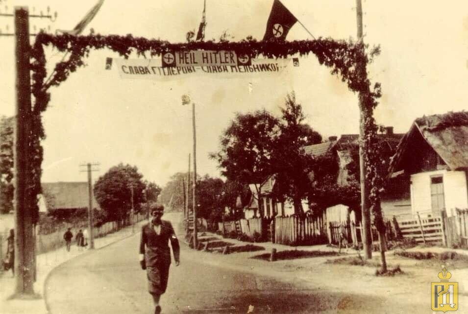 Una pancarta reza Viva Hitler, Viva Melnik. 1941, Ucrania.
