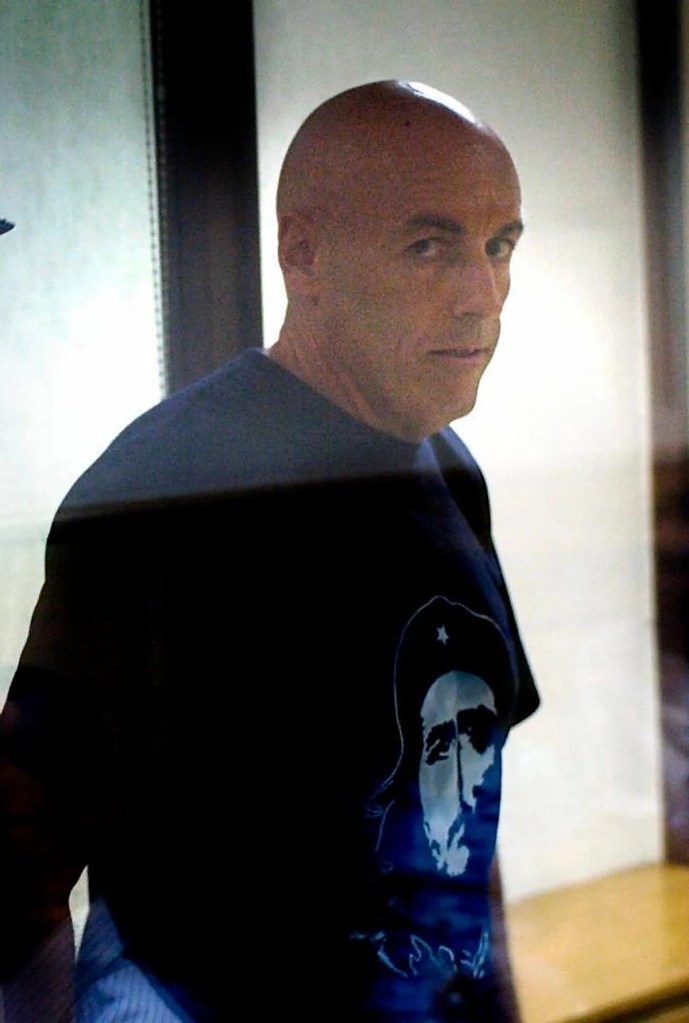 El preso político vasco Iñaki Bilbao (Txikito), en huelga de hambre y sed en respuesta a que le obligaron a retirar la ikurriña y una bandera de&nbsp;Cuba
