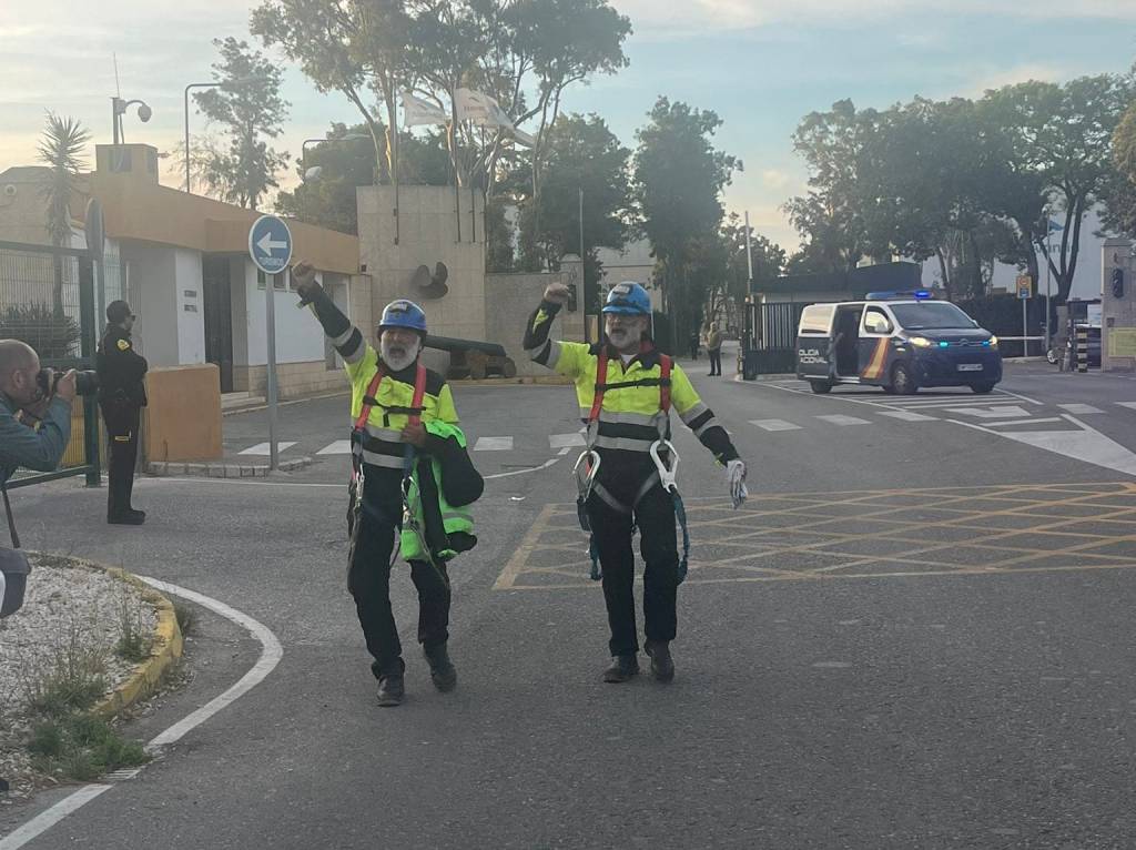 Manuel y Jesús bajan de la grúa tras 28 días; la Policía española llegó a Navantia con una orden&nbsp;judicial