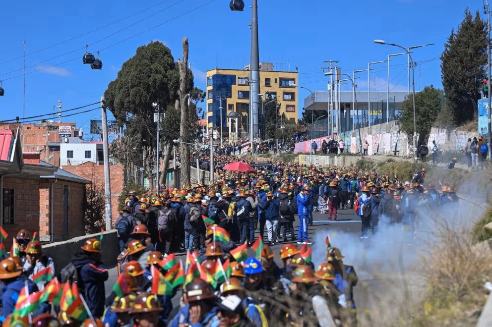 Bolivia: mineros logran acuerdo con Paz mientras la crisis escala / Derogada la ley de&nbsp;tierras