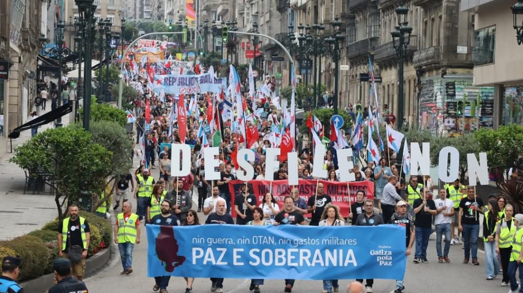 Miles de personas se movilizan en Galiza contra el desfile de las Fuerzas Armadas&nbsp;españolas