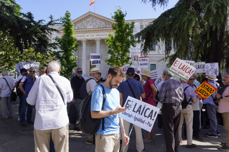 Privilegios institucionales, recursos públicos y contestación laicista: crónica de la preparación de una visita papal al Estado&nbsp;español