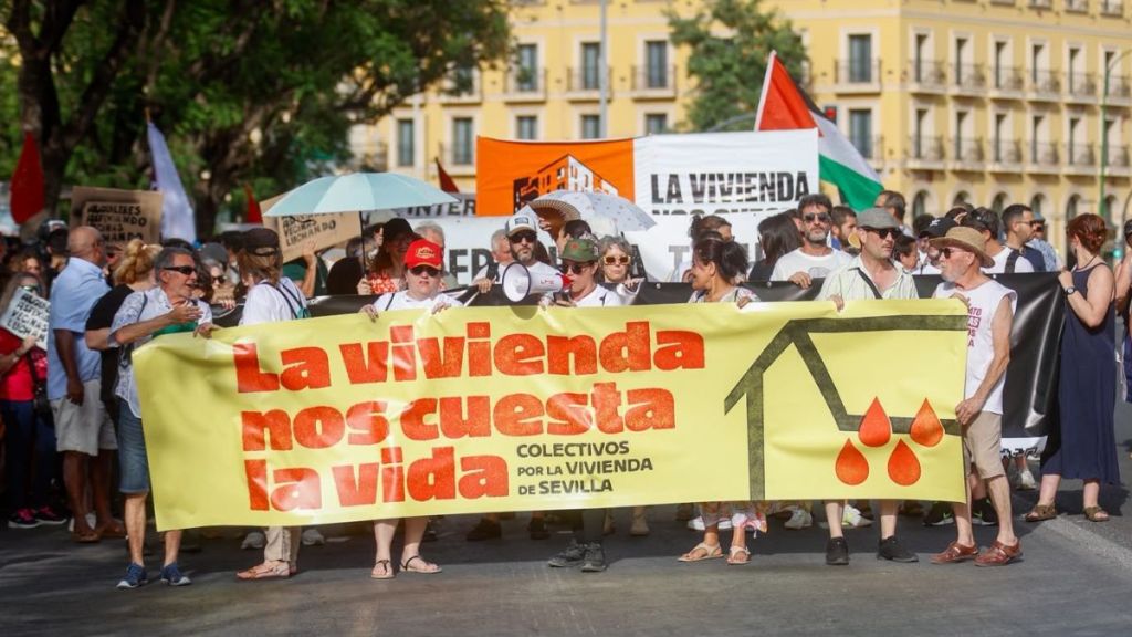 Más de 4.000 personas se plantan en Sevilla ante el colapso de la vivienda: “La vivienda nos cuesta la&nbsp;vida”