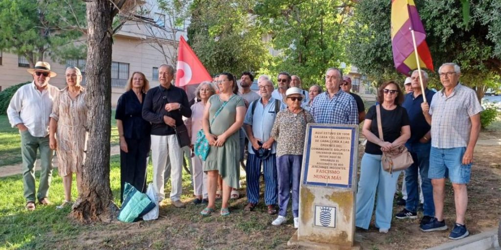 Inauguran una placa en memoria de las víctimas del franquismo en Jerez y al día siguiente aparece&nbsp;destrozada
