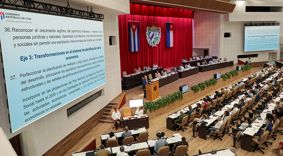 Cuba propone transformar las relaciones de propiedad y la planificación&nbsp;económica