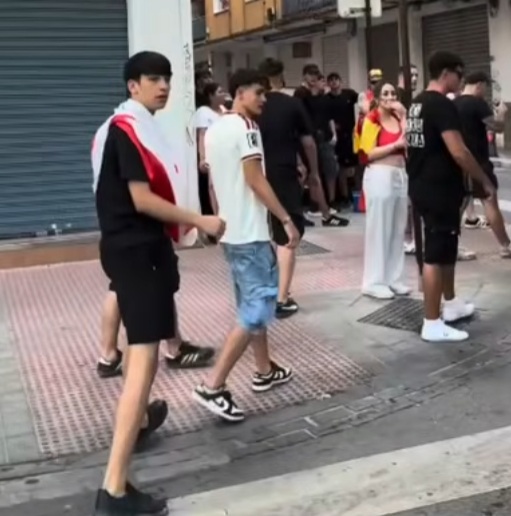 Agreden a un joven por llevar una bandera republicana española en Granada el día de la final del Mundial&nbsp;(vídeo)