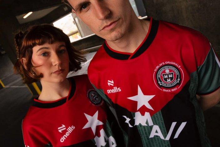 El club irlandés Bohemian FC lanza una camiseta para apoyar a Cuba en colaboración con Massive&nbsp;Attack