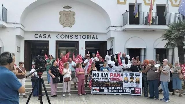 Movilización en Palma del Río en apoyo a 26 trabajadores contratados por el Ayuntamiento a los que no abonan su&nbsp;salario